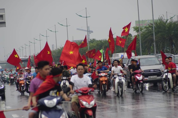 Hàng ngàn người hâm mộ đổ ra đường đón Đoàn thể thao Việt Nam ảnh 32
