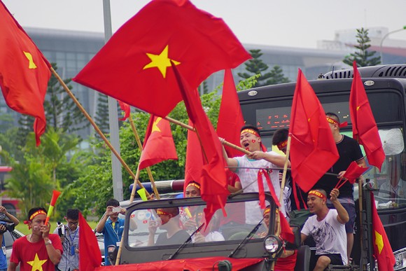Hàng ngàn người hâm mộ đổ ra đường đón Đoàn thể thao Việt Nam ảnh 25