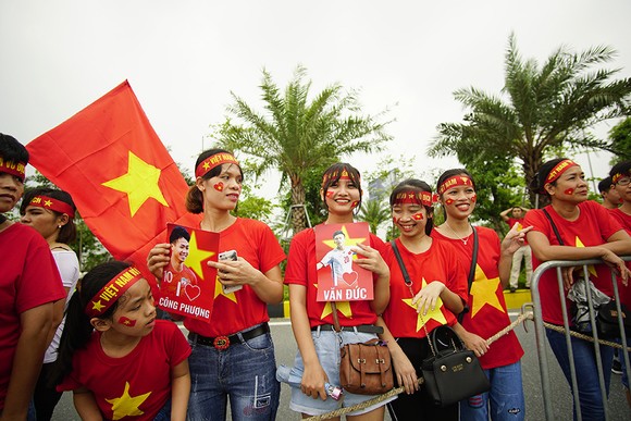 Hàng ngàn người hâm mộ đổ ra đường đón Đoàn thể thao Việt Nam ảnh 22