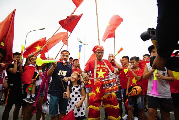 Hàng ngàn người hâm mộ đổ ra đường đón Đoàn thể thao Việt Nam ảnh 23