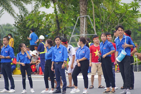 Hàng ngàn người hâm mộ đổ ra đường đón Đoàn thể thao Việt Nam ảnh 26