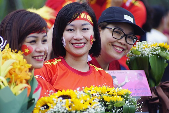 Hàng ngàn người hâm mộ đổ ra đường đón Đoàn thể thao Việt Nam ảnh 30