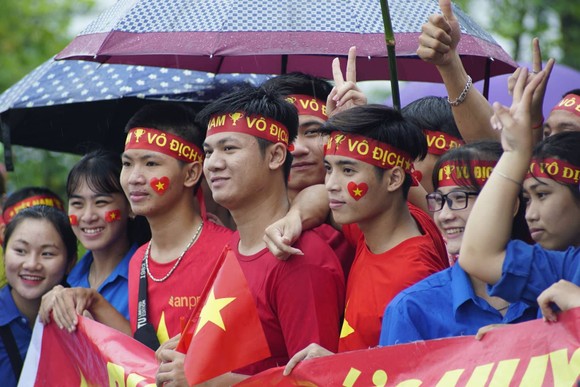 Hàng ngàn người hâm mộ đổ ra đường đón Đoàn thể thao Việt Nam ảnh 33