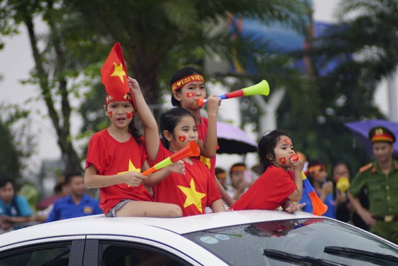 Hàng ngàn người hâm mộ đổ ra đường đón Đoàn thể thao Việt Nam ảnh 34