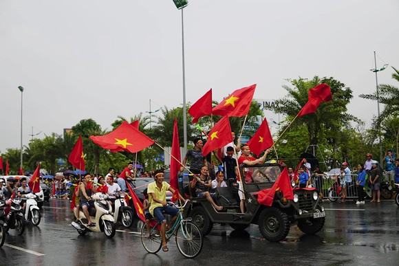 Hàng ngàn người hâm mộ đổ ra đường đón Đoàn thể thao Việt Nam ảnh 35