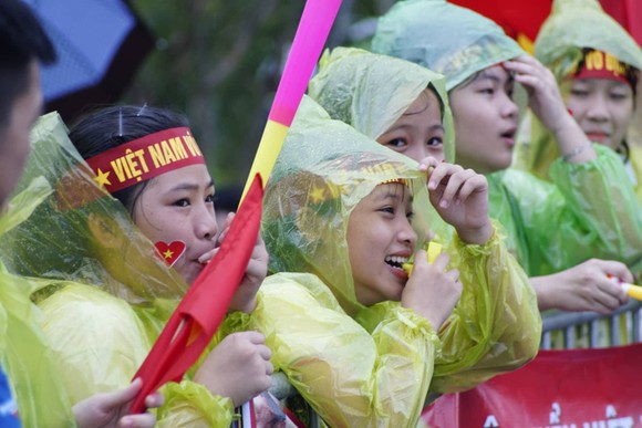 Hàng ngàn người hâm mộ đổ ra đường đón Đoàn thể thao Việt Nam ảnh 36