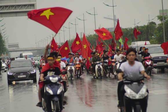 Hàng ngàn người hâm mộ đổ ra đường đón Đoàn thể thao Việt Nam ảnh 38