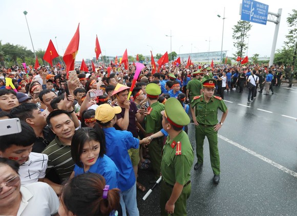 Hàng ngàn người hâm mộ đổ ra đường đón Đoàn thể thao Việt Nam ảnh 21