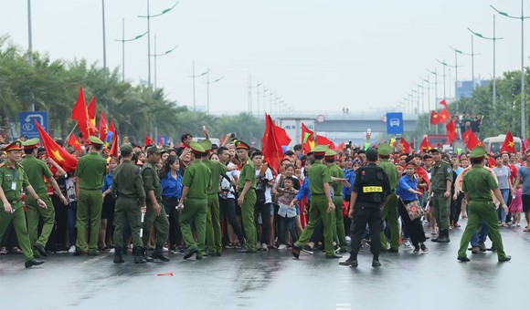 Hàng ngàn người hâm mộ đổ ra đường đón Đoàn thể thao Việt Nam ảnh 18