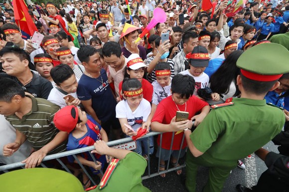 Hàng ngàn người hâm mộ đổ ra đường đón Đoàn thể thao Việt Nam ảnh 20