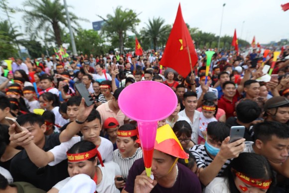 Hàng ngàn người hâm mộ đổ ra đường đón Đoàn thể thao Việt Nam ảnh 45
