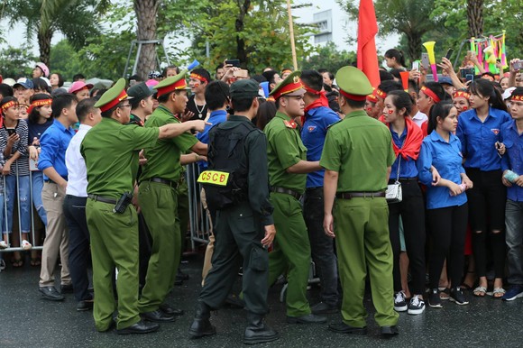 Hàng ngàn người hâm mộ đổ ra đường đón Đoàn thể thao Việt Nam ảnh 19