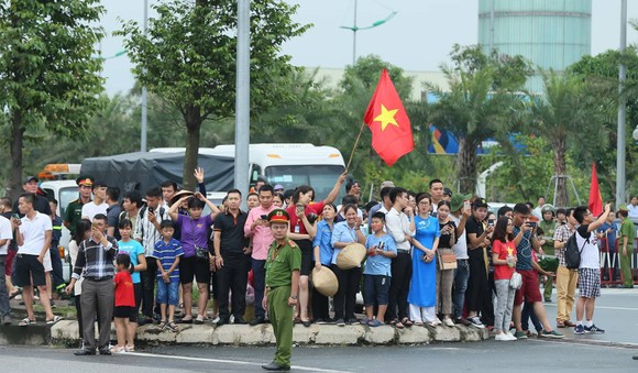 Hàng ngàn người hâm mộ đổ ra đường đón Đoàn thể thao Việt Nam ảnh 41