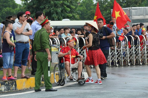 Hàng ngàn người hâm mộ đổ ra đường đón Đoàn thể thao Việt Nam ảnh 44