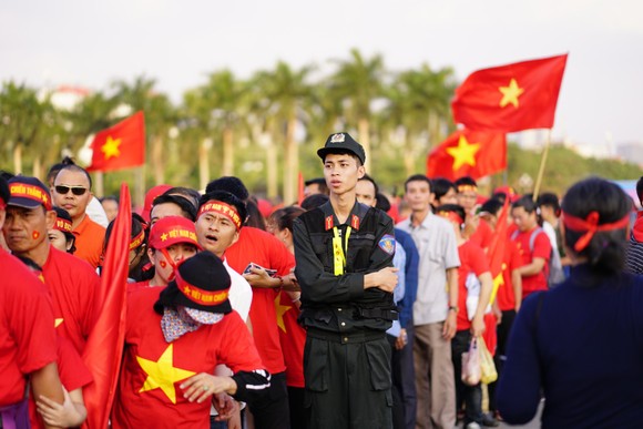 Lượt về bán kết AFF Cup: An ninh thắt chặt mọi ngả đường về sân Mỹ Đình ảnh 5