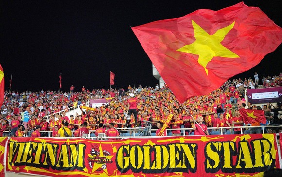 Khuyến cáo sử dụng phương tiện công cộng khi đi cổ vũ cho đội tuyển bóng đá Việt Nam ảnh 1