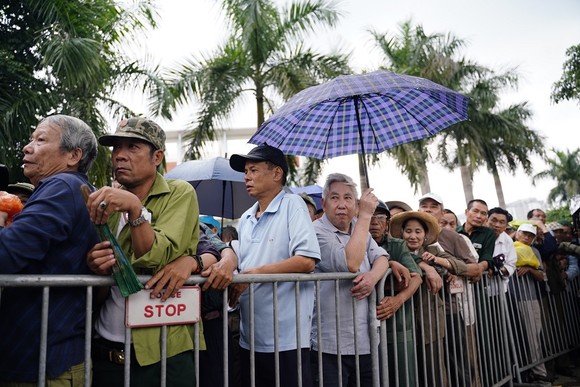 Hàng trăm thương binh đội mưa xếp hàng để đăng ký mua vé trận Việt Nam-Thái Lan