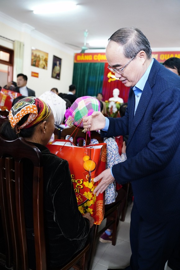 Đồng chí Nguyễn Thiện Nhân thăm và tặng quà tại tỉnh Bắc Kạn nhân dịp Xuân Canh Tý ảnh 11