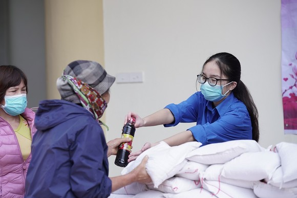Thêm điểm phát gạo miễn phí cho người khó khăn ở Hà Nội ảnh 9