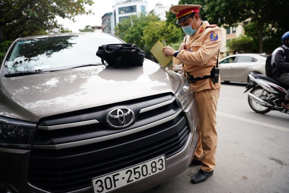 Hà Nội: Tài xế bất ngờ khi bị CSGT dán thông báo phạt nguội lên ôtô ảnh 1