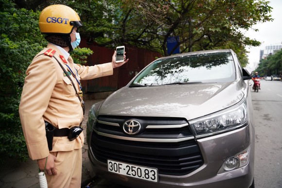 Hà Nội: Tài xế bất ngờ khi bị CSGT dán thông báo phạt nguội lên ôtô ảnh 3