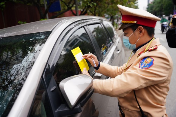 Hà Nội: Tài xế bất ngờ khi bị CSGT dán thông báo phạt nguội lên ôtô ảnh 4