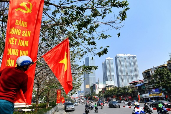 Đường phố Hà Nội 'thay áo mới' chào mừng Đại hội Đảng lần thứ XIII ảnh 3