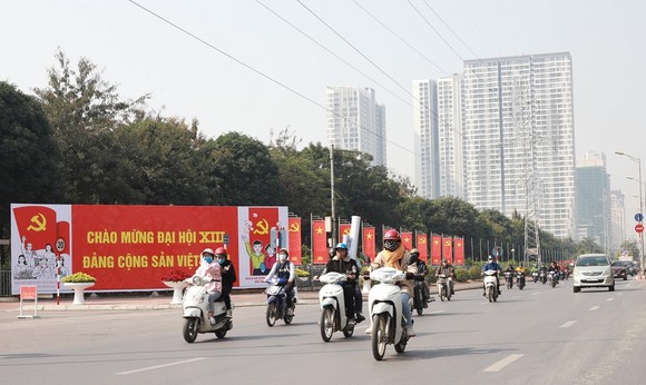 Đường phố Hà Nội 'thay áo mới' chào mừng Đại hội Đảng lần thứ XIII ảnh 4