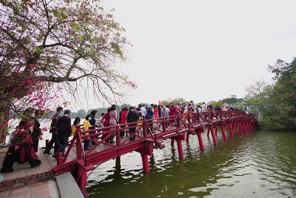 Hàng nghìn người du xuân ở hồ Hoàn Kiếm ảnh 16