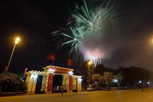 Màn pháo hoa tầm cao chào năm mới duy nhất ở Hà Nội ảnh 2