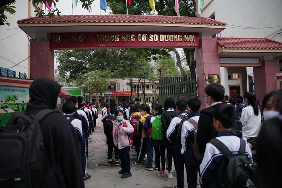 Học sinh Hà Nội đi học trở lại, giao thông ùn ứ cục bộ ảnh 6