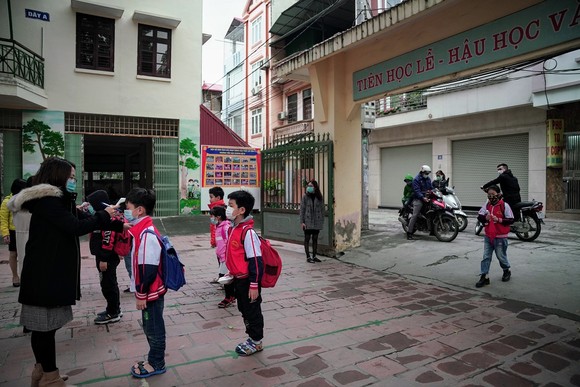 Học sinh Hà Nội đi học trở lại, giao thông ùn ứ cục bộ ảnh 4