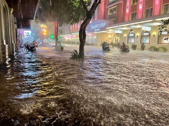 Mưa lớn, nhiều tuyến phố ở Hà Nội ngập sâu ảnh 1