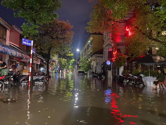 Mưa lớn, nhiều tuyến phố ở Hà Nội ngập sâu ảnh 6