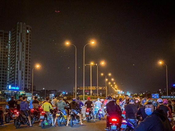 Nhóm “quái xế” chặn đường cao tốc TPHCM - Long Thành - Dầu Giây, TP Thủ Đức (TPHCM) đua xe vào rạng sáng ngày 19-3