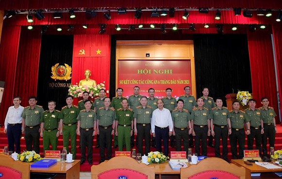 Chủ tịch nước Nguyễn Xuân Phúc: Lực lượng công an phải lo cho cuộc sống bình yên của người dân ảnh 3