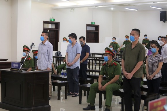 Nhiều giáo sư ngành y có đơn xin giảm nhẹ cho các cựu cán bộ y tế tại CDC Hà Nội ảnh 1