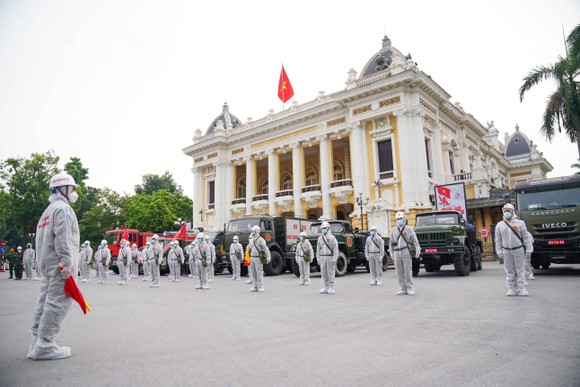 15 xe đặc chủng phun khử khuẩn tại 3 quận nội thành Hà Nội ảnh 1