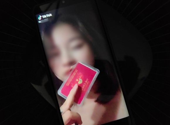 Phạt hơn 12 triệu đồng cô gái khoe thẻ cán bộ đi vòng quanh Hà Nội giữa lúc giãn cách ảnh 1