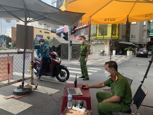Người dân khai báo y tế qua chốt kiểm soát bằng ứng dụng của Bộ Công an ảnh 2