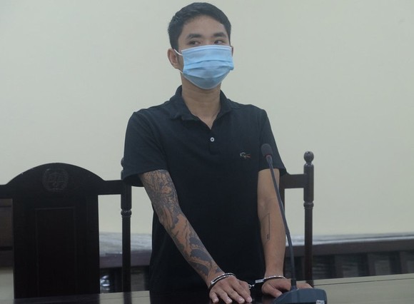 12 tháng tù giam cho thợ cắt tóc giật tóc cán bộ chốt kiểm soát ảnh 1
