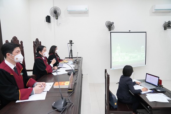 Hình ảnh phiên tòa xét xử trực tuyến được truyền trực tiếp tới 30 quận, huyện tại Hà Nội ảnh 2