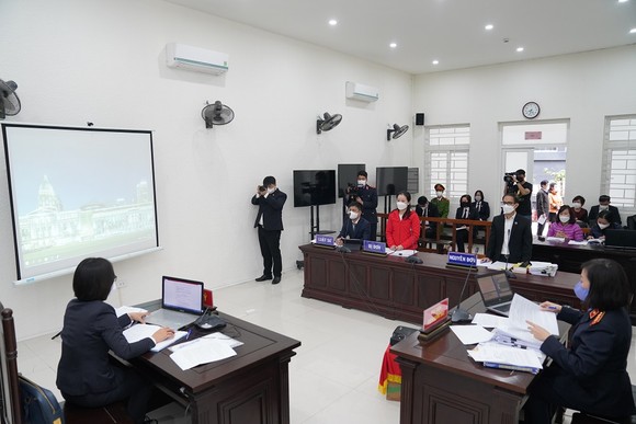 Hình ảnh phiên tòa xét xử trực tuyến được truyền trực tiếp tới 30 quận, huyện tại Hà Nội ảnh 1
