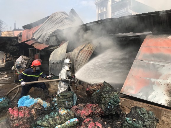 Cháy lớn 4 cơ sở sản xuất chăn ga, gối đệm ở Hà Nội ảnh 5