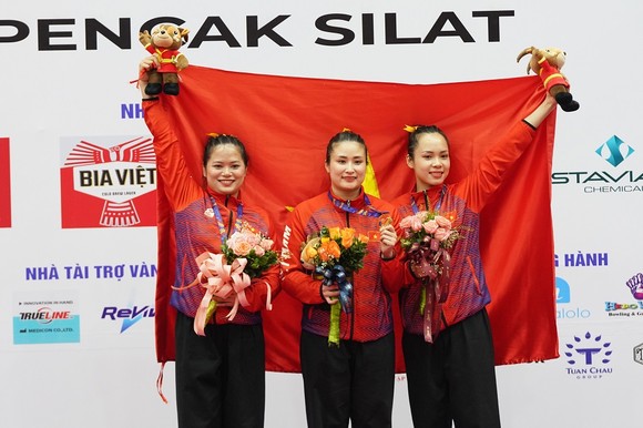 Nức lòng tấm huy chương vàng đồng đội nữ Pencak Silat của Việt Nam ảnh 1
