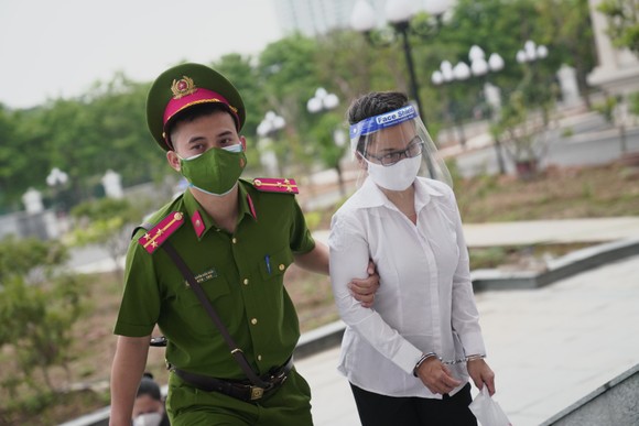 Sáng nay 12-5, cựu Thứ trưởng Bộ Y tế Trương Quốc Cường và đồng phạm hầu tòa ảnh 10
