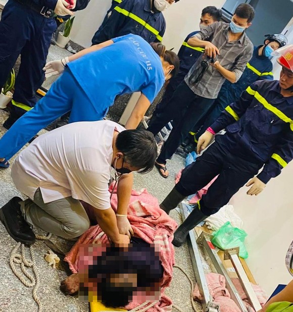 Hà Nội: Rơi thang máy, 2 người tử vong ảnh 1