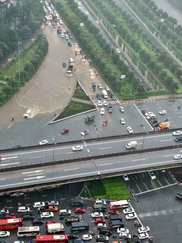 Hà Nội mưa như trút nước, nhiều nơi ngập sâu, xe cộ 'chôn chân' trên đường ảnh 8