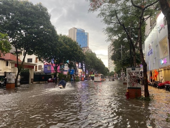 Hà Nội mưa như trút nước, nhiều nơi ngập sâu, xe cộ 'chôn chân' trên đường ảnh 10