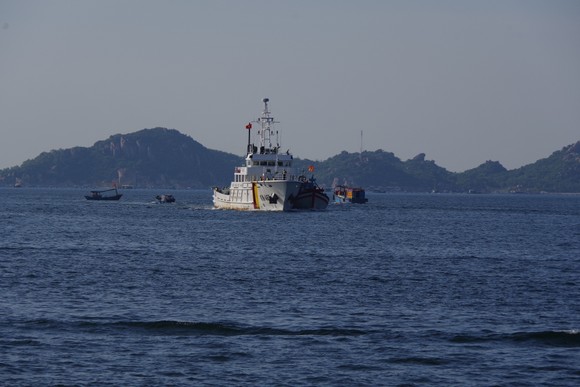 Lai kéo tàu cá bị chết máy từ đảo Nam Yết vào bờ an toàn ảnh 1